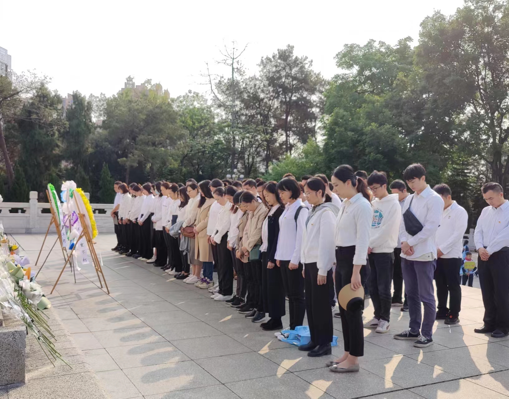 市排水公司黨總支、南寧建康環(huán)保公司黨支部開展“緬懷革命先烈，賡續(xù)紅色基因”聯(lián)合主題黨日活動(dòng)